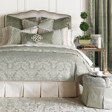 洛德系列将你的家打造得如古典城堡一般。优雅传统的图案和低调奢华的翡翠色，让房间的每一处都回荡着奢华宏伟的气息。琳琅满目的印花枕头，精致迷人的图案更给洛德系列添上高贵的感觉。