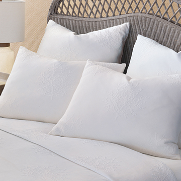 奢华却简约的床盖、枕套组合，德拉系列适用于任何床品的完美搭配。在葡萄牙编织的100%纯棉面料，将迷人的海岸风景化成每一针每一线，开出朵朵白色珊瑚，漂洋过海来到芝加哥制作完成。让德拉的美丽纹理带给您的房间一场微妙的热带风情。