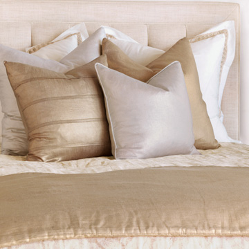 闪闪发亮的艾瑞尔给您的家添加一丝光芒。100%亚麻银质印刷在比利时编织完成，金属色的床尾毯和枕套是魅力十足的经典设计，混搭在任何地方都能成为亮点。