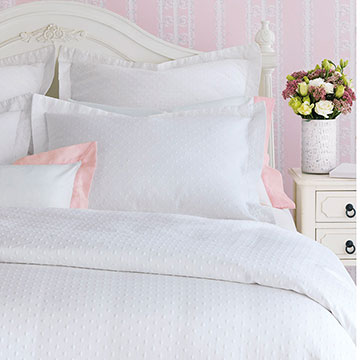 在卧室装饰上加一点糖，100%纯棉，精致的花纹镶嵌有趣的圆点图案，生动漂亮，搭配粉色装饰枕，保持简约而迷人的美学，令人愉快的视觉和触感。

