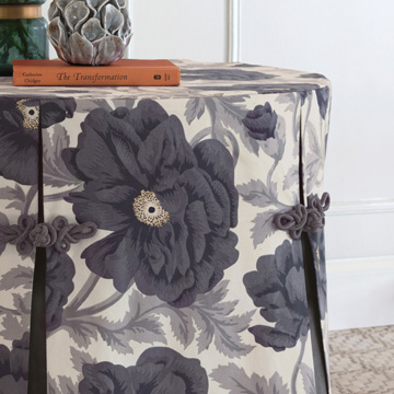 Celerie 喜欢为家的装饰创造无限可能！无论是作为漂亮的小桌，还是装饰走廊或创建一张床头柜，它都能惊艳呈现，并与Celerie 的床品系列完美匹配。