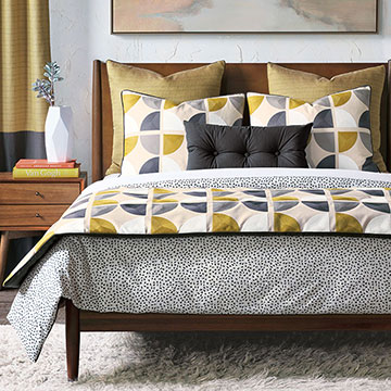 用卡姆登来更新您的卧室装饰吧。清新的柠檬色调几何刺绣图案的装饰枕和床尾毯，搭配斑点印花的被套。 如果想低调一点，可以将卡姆登的被套翻转过来，用其深灰色那面，并保留圆滑轮廓的装饰欧枕。