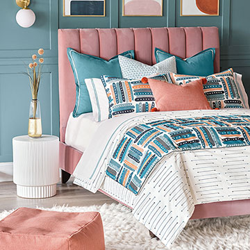 菲尼斯系列采用了有趣的几何图案和饱和的粉彩色调，为您带来了充满活力的现代设计。采用剪线般断条纹设计的被套、手绘风印花的床尾毯和多功能粉色泡芙坐垫，为您打造了一个俏皮的家居风格。